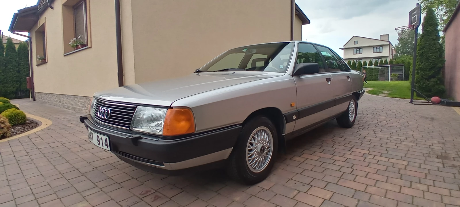 Audi 100