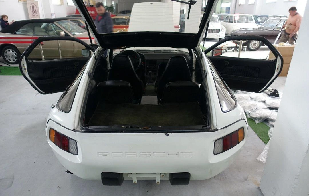 Porsche 928