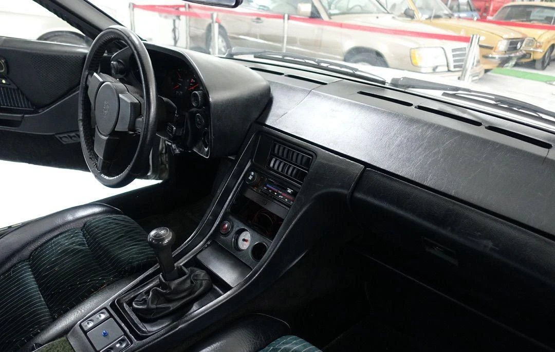 Porsche 928