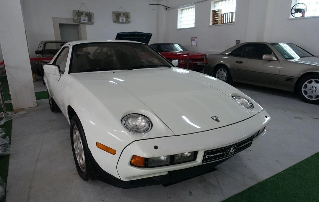 Porsche 928