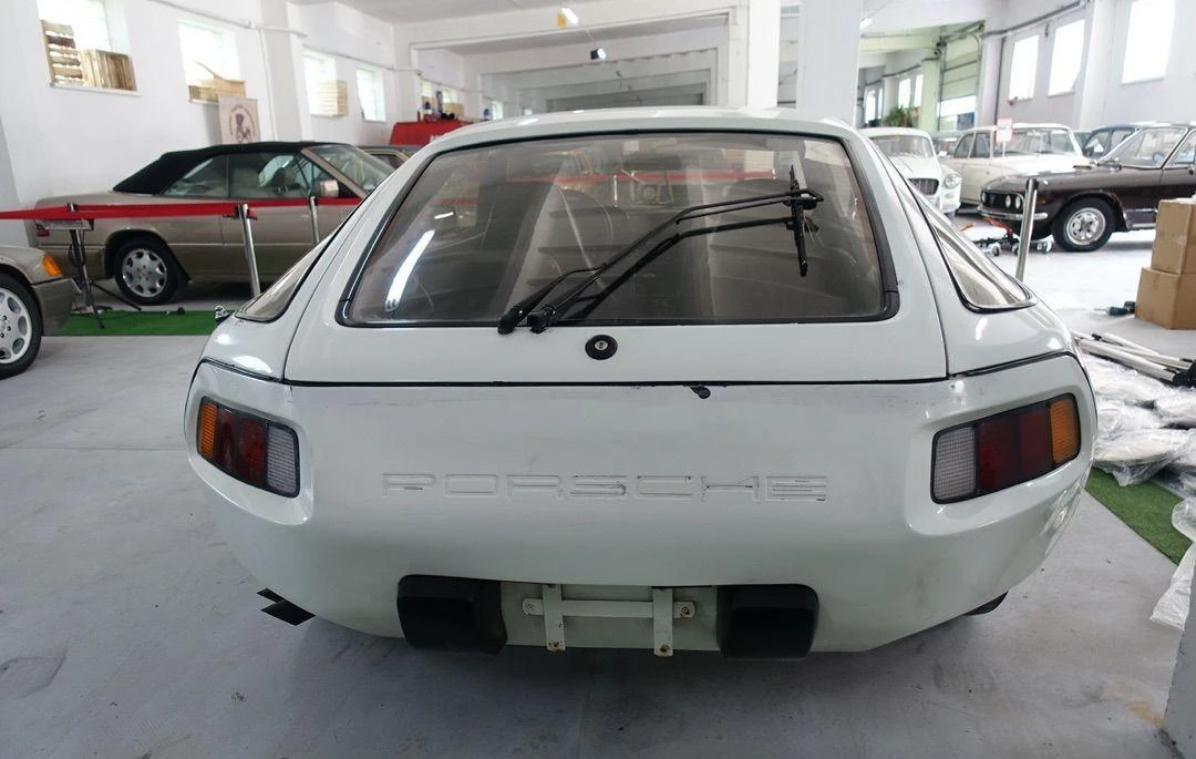 Porsche 928