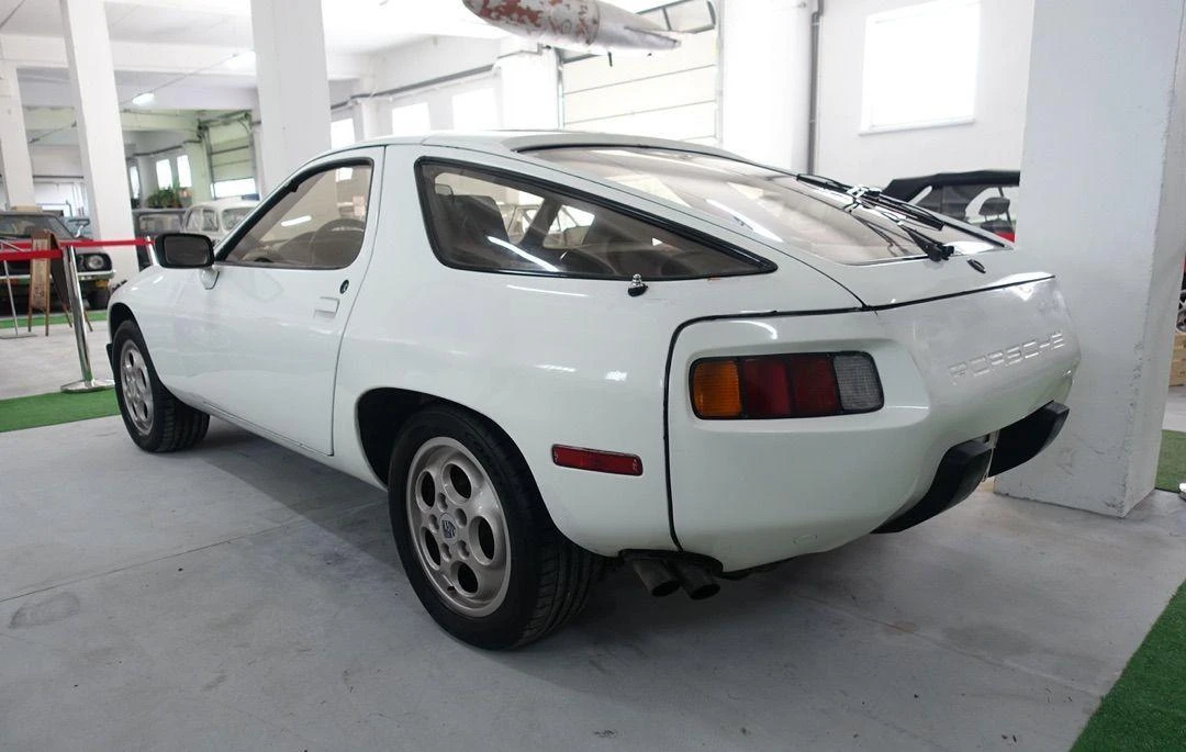 Porsche 928