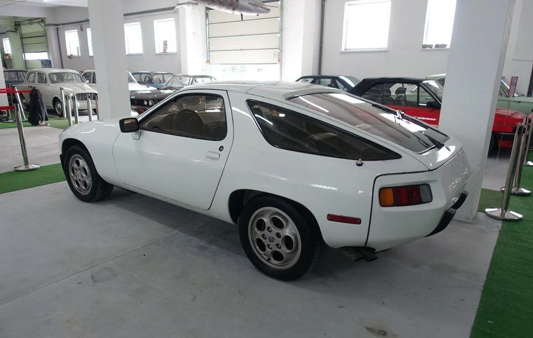 Porsche 928