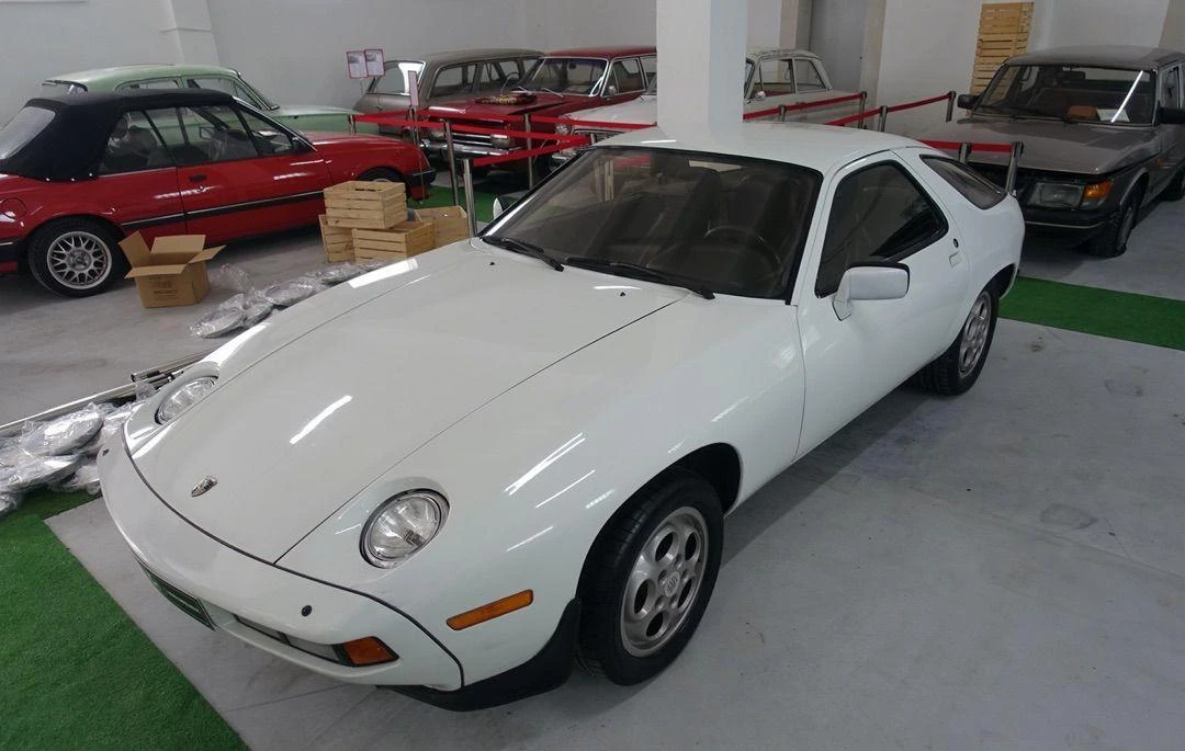 Porsche 928
