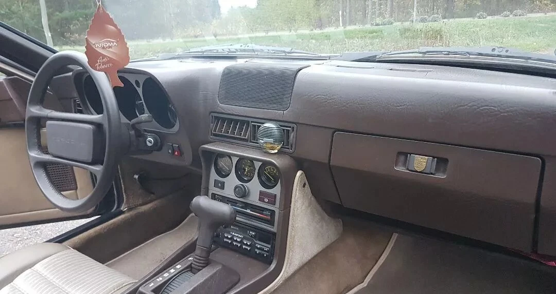 Porsche 944