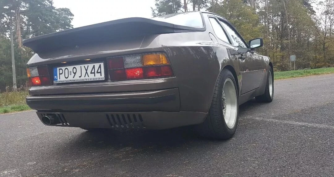 Porsche 944